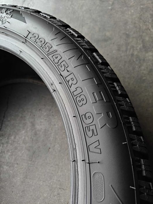 R18 225 45 шини зимові Tigar Winter агресивні зубаті арктичні