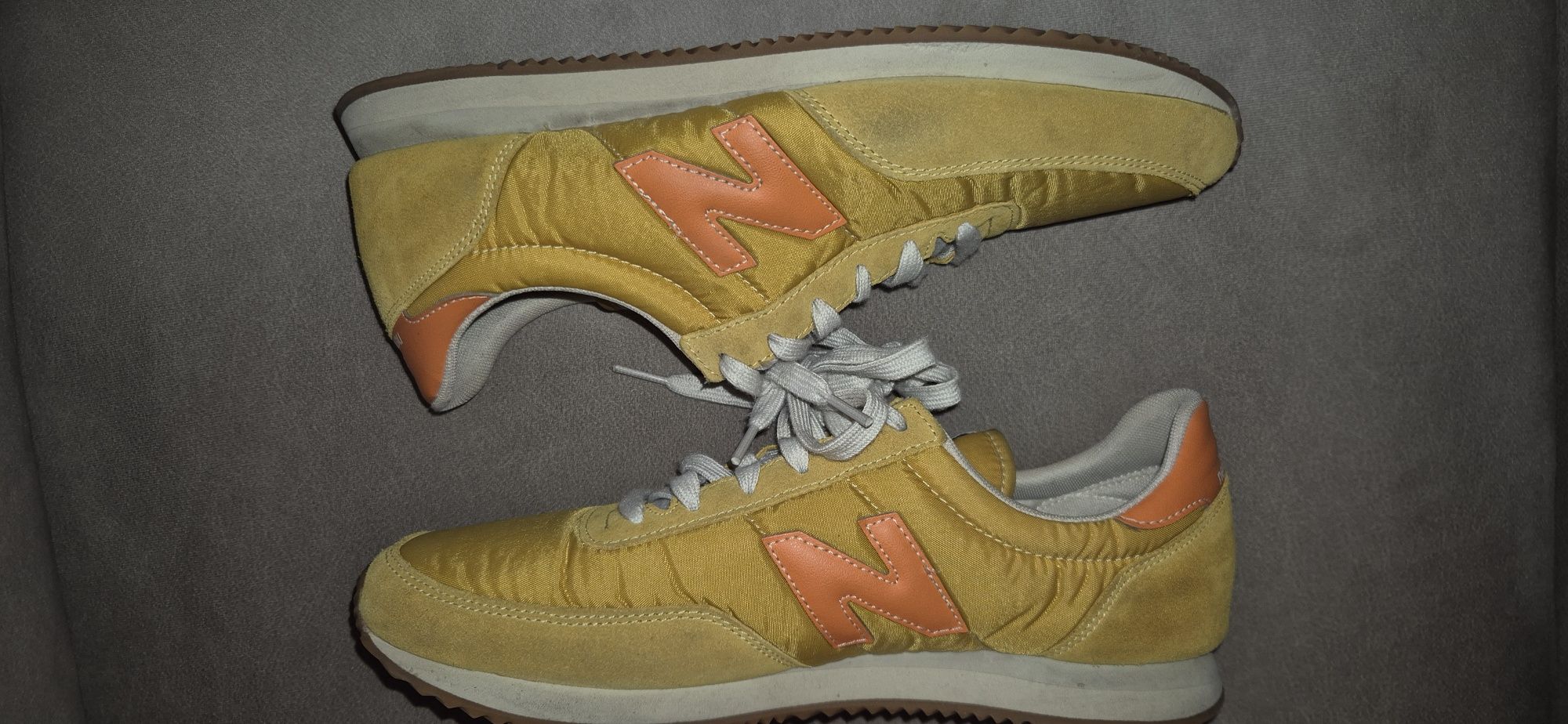 Tenis New Balance modelo 720 amarelos e simbolo laranja