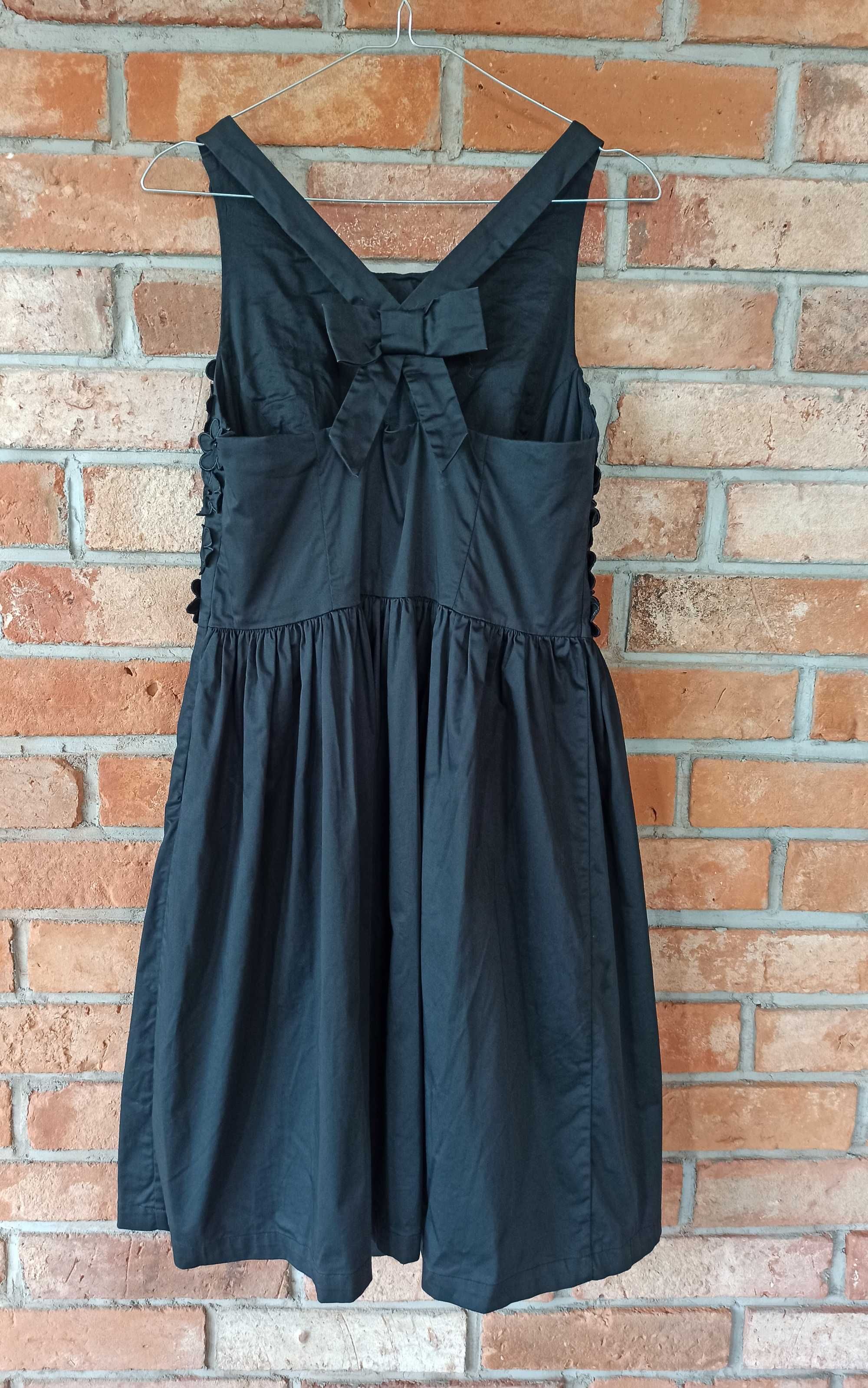 Czarna wizytowa sukienka z aplikacją w kwiaty