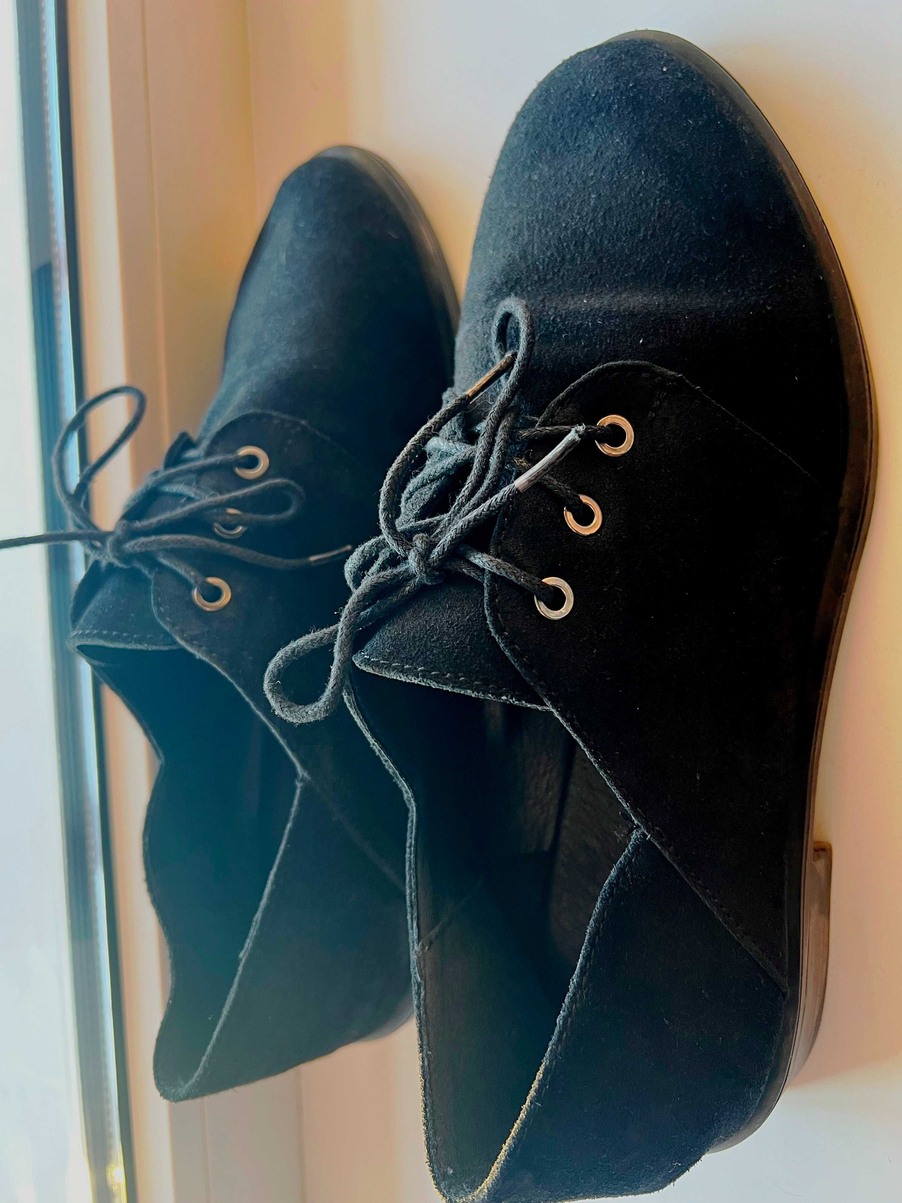 Черные туфли на шнурках