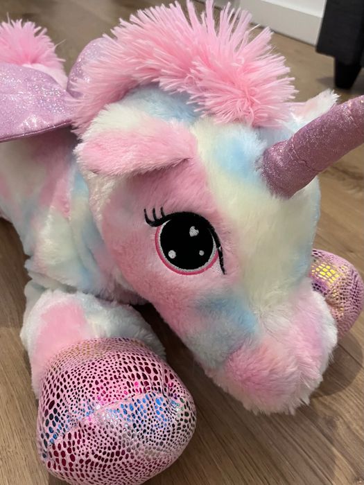 Maskotka jednorożec świecący