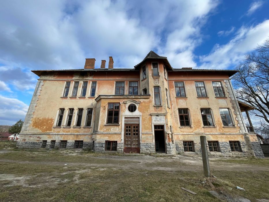 Історична будівля біля Палацу під реабілітаційний або медичний центр