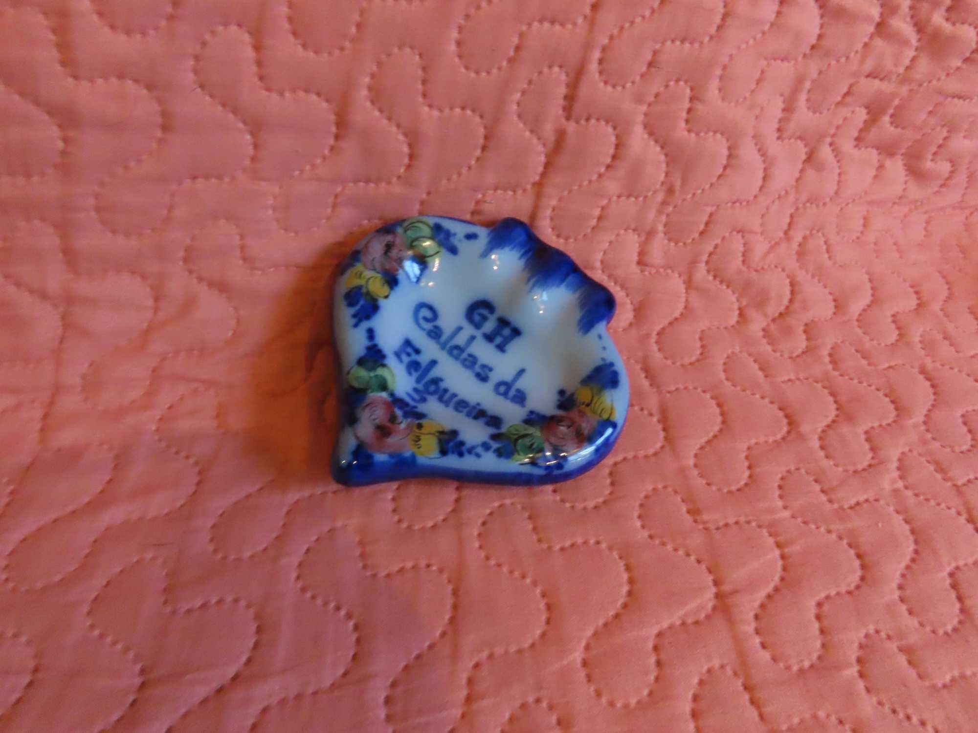 Cinzeiro de cerâmica em coração, com inscrição GH Caldas da Felgueira