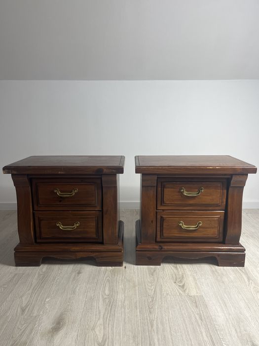 komplet dwóch drewnianych szafek nocnych