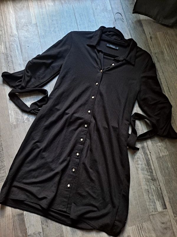 Czarna sukienka koszulowa z guziczkami