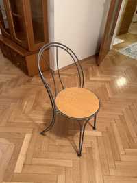 Metalowo-drewniane krzesła