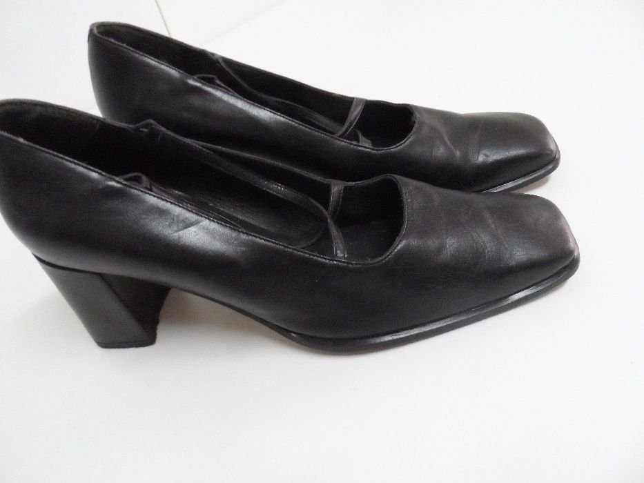 Sapatos de senhora em pele da marca "Vitalia". Coleção outono/inverno