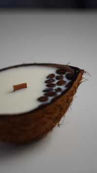 Соєва свічка в кокосі