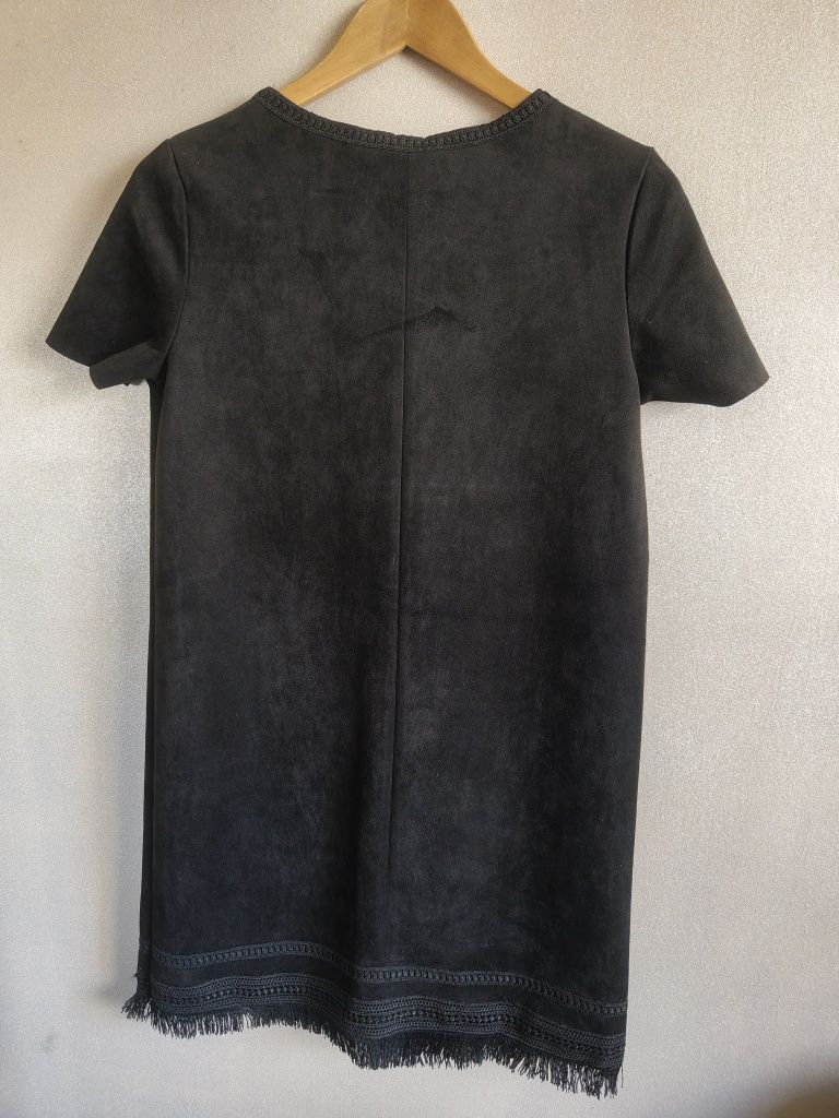 Zara śliczna czarna miękka  sukienka mini boho frędzle "skórzana" S M
