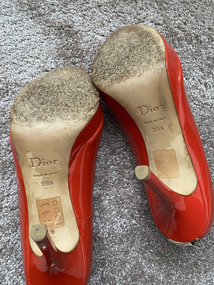 Czerwone szpilki Dior