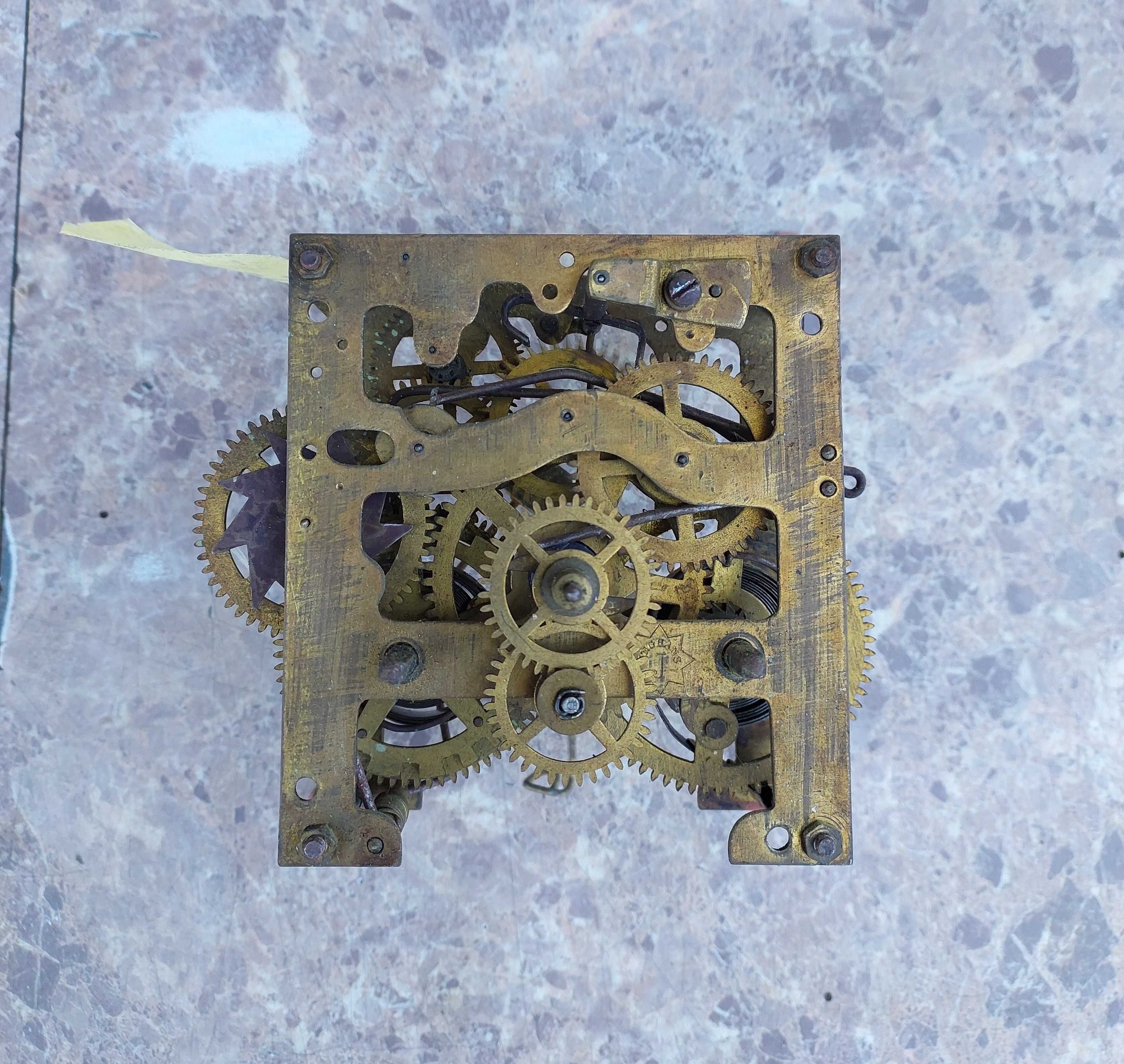 559 Mechanizm starego zegara ściennego Junghans