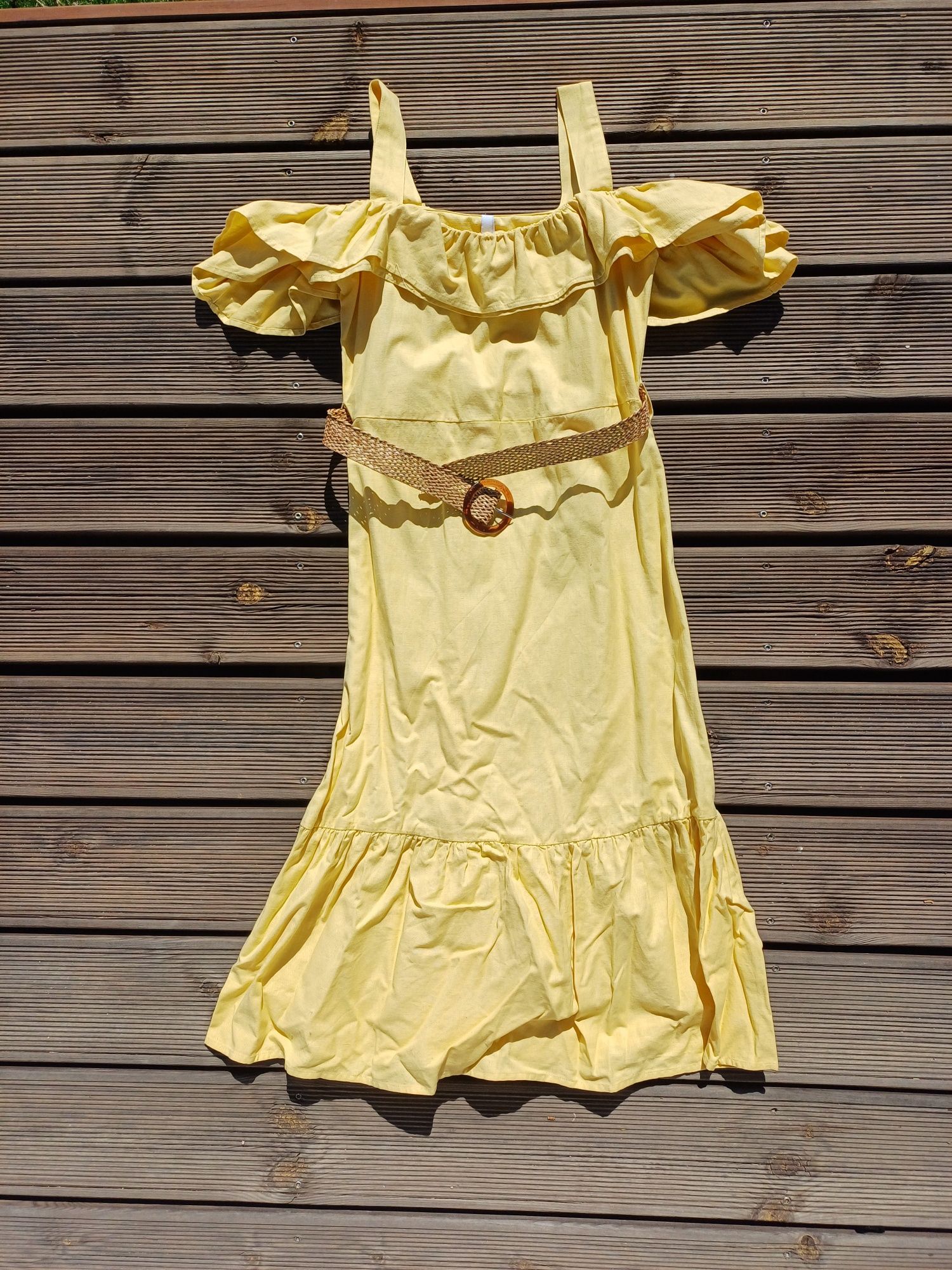 Vestido de ombros à mostra c/ cinto