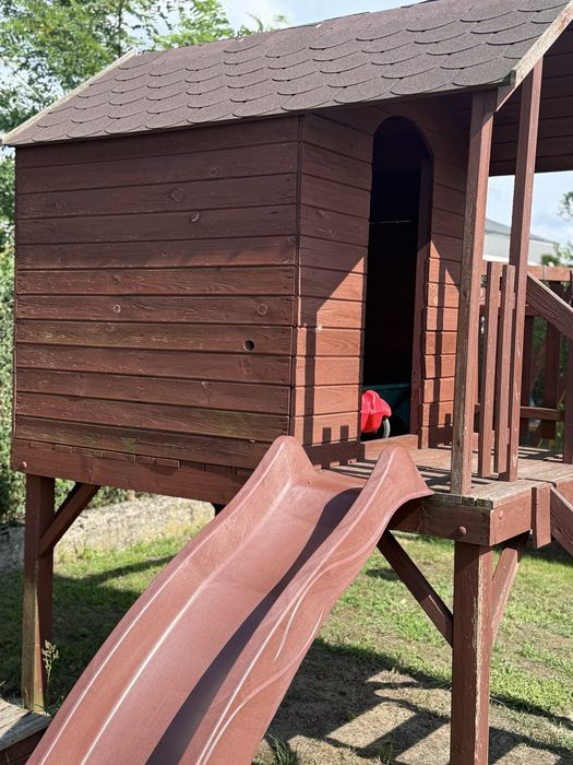 Drewniany domek dla dziecka