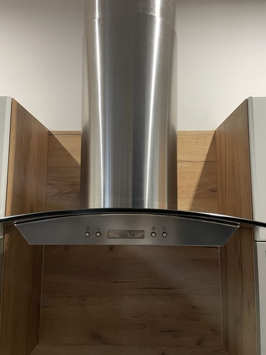 Okap kominowy z regulacja wysokosci i oswietleniem