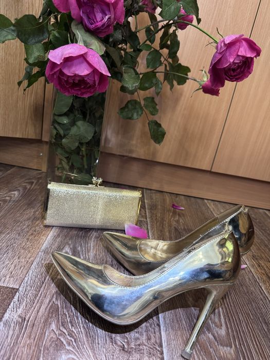 Золоті туфлі лодочки розмір 39, клач в подарунок