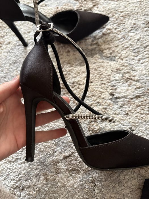 Czarne szpilki ze srebrnym paskiem