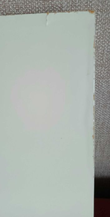 Półka ścienna biała.