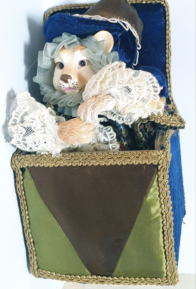 Lindissima caixa de música vintage com boneco leão