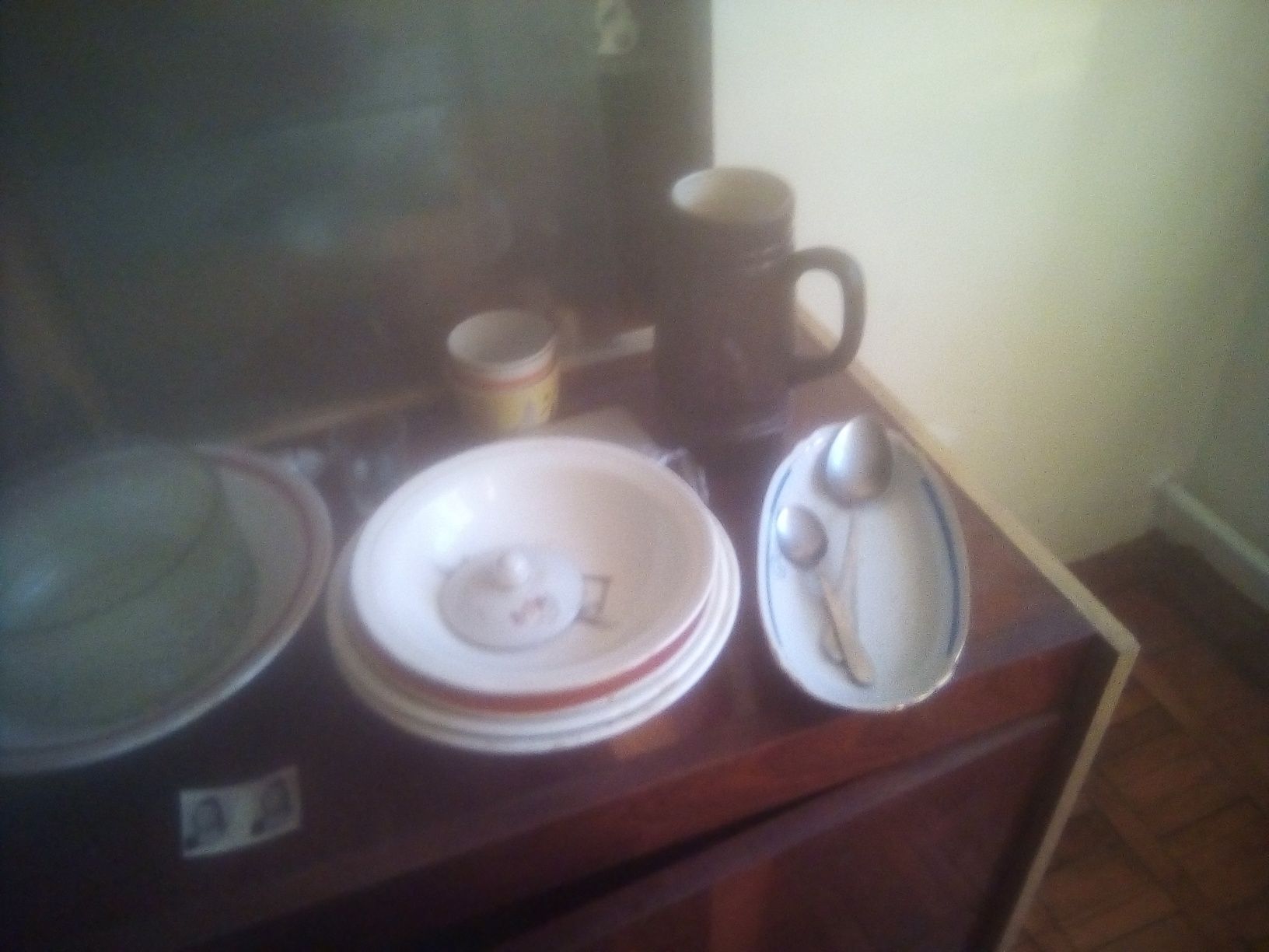 Посуд тарілки, чашки
