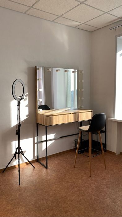 Стіл бровіста / візажиста