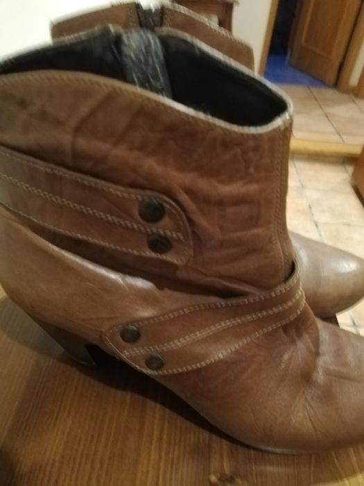 Botins camel em pele