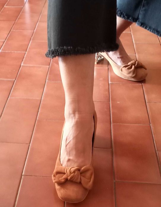 Sapatos em camurça, cor camel, tamanho 37.