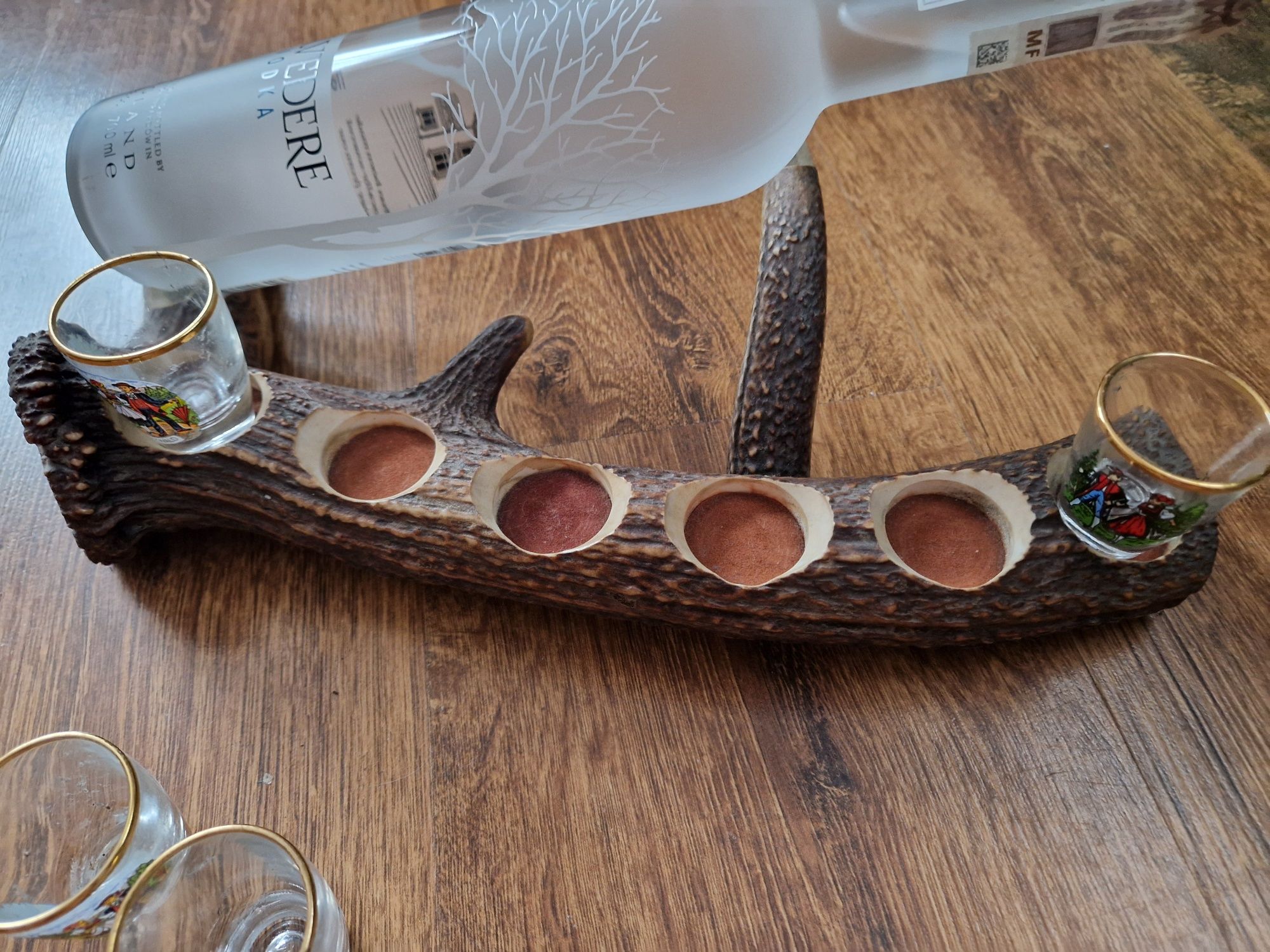 Stojak mysliwski na whisky albo wódkę