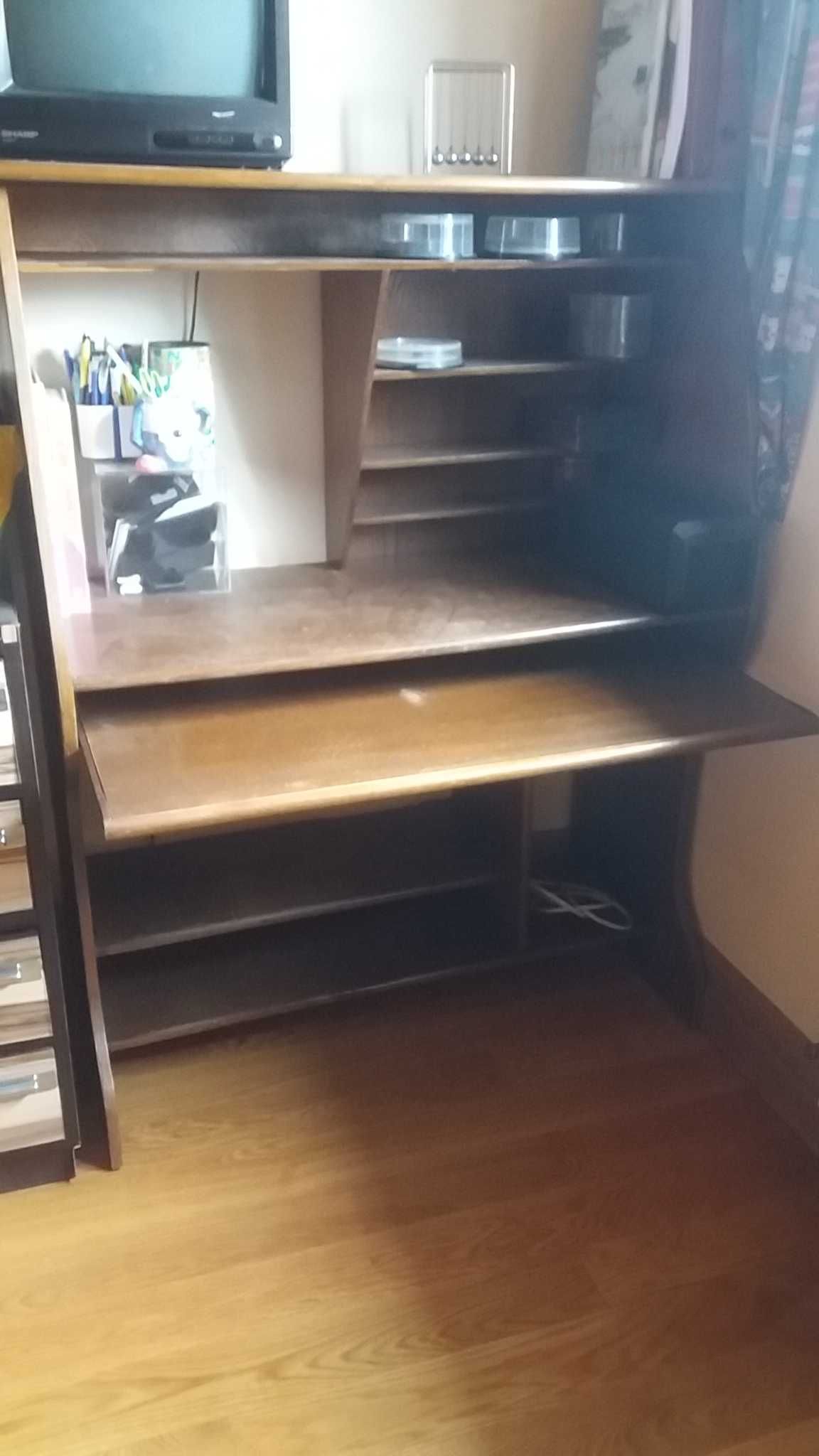 secretaria de madeira