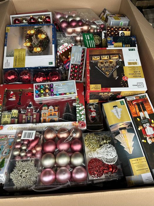 Палети з новорічними іграшками та речами для нового року