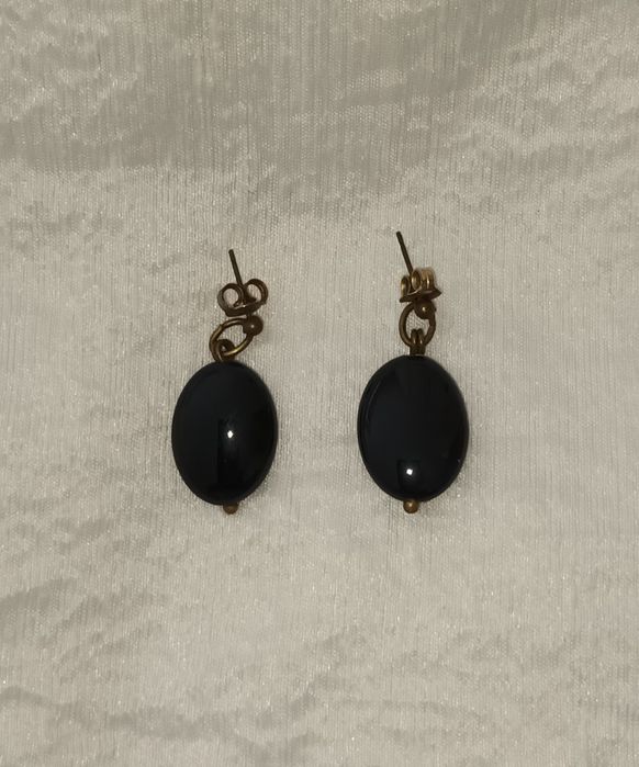 Brincos de onix e latão