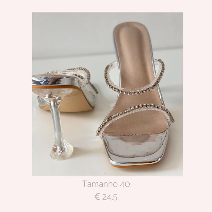 Sandalia Prateada com Pedra Brilho Salto Quadrado