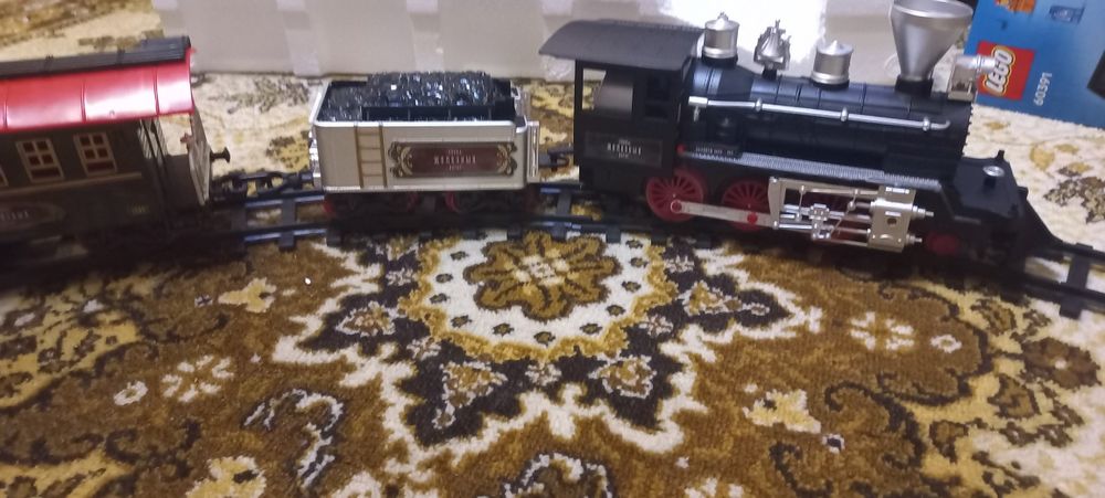 Потяг "Ера паровозів " з світло -музичними ефектами ,йде пар з труби