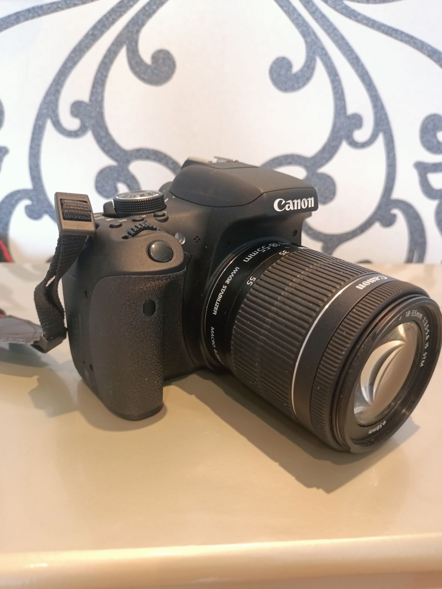 Продам фотоапарат Canon EOS 750D