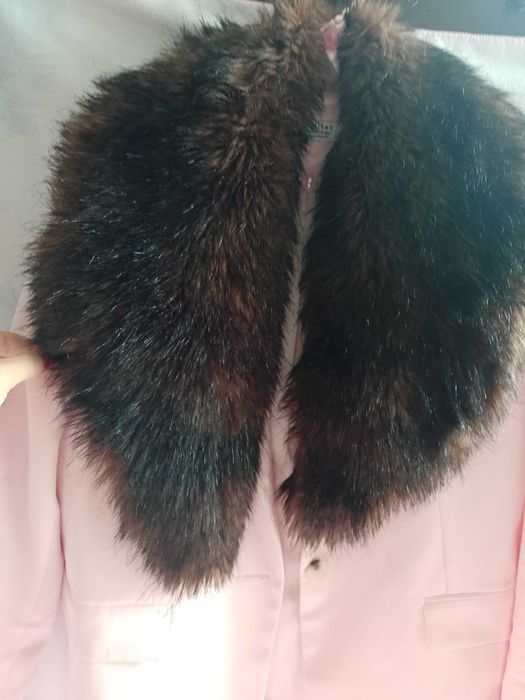 Brązowy, duży futrzany kołnierz z Londynu, futrzana etola