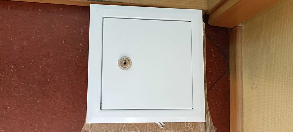 Drzwiczki rewizyjne metalowe z kluczykiem 15*15cm