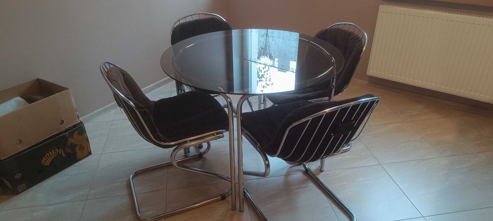 Szklany stół z krzesłami
