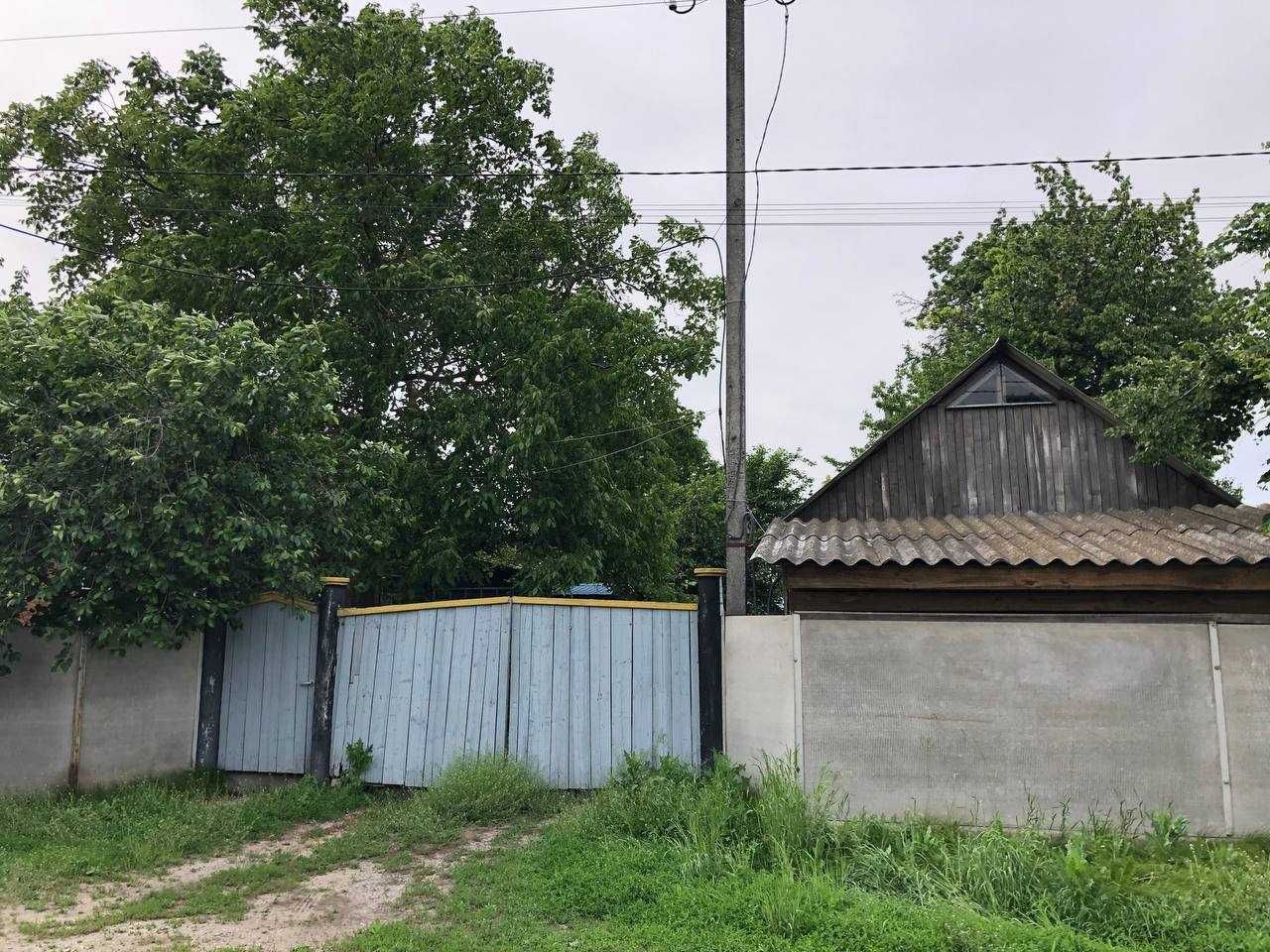 Будинок в селі з земельною ділянкою