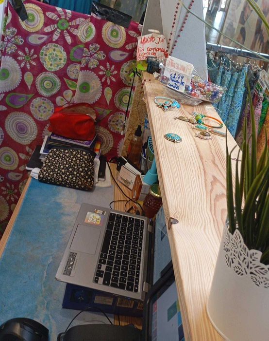 Balcão de madeira disponivel até 27/10/2025