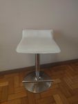 2 Bancos de cozinha ou bar. Com hidráulico
