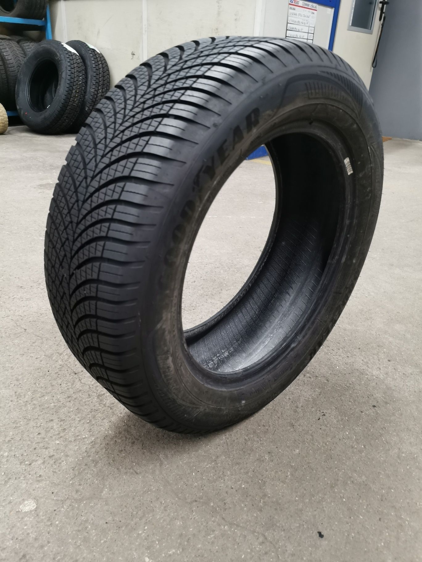Opona 235/55R17 Goodyear Vector 4Seasons Gen 3 #130