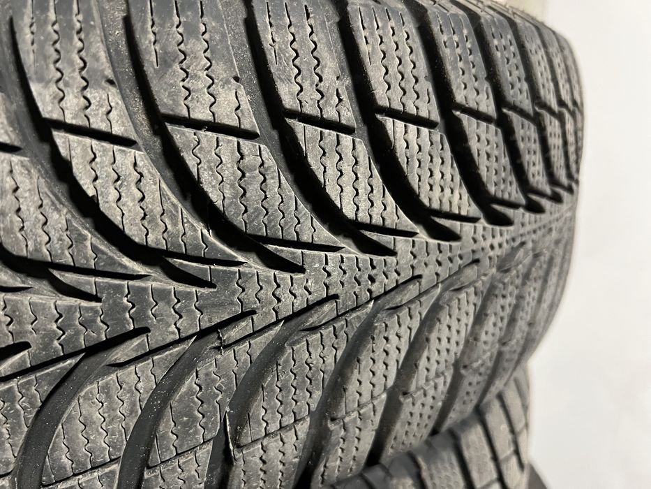 Продам комплект Зима 215/65R16  маленький пробег без латок шишек