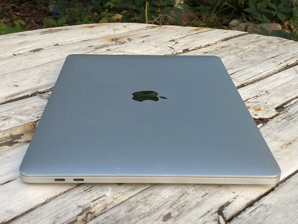 Ноутбук Apple MacBook Pro 13 2016 рік i7 8GB 256GB SSD.