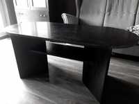 Czarny owalny stół