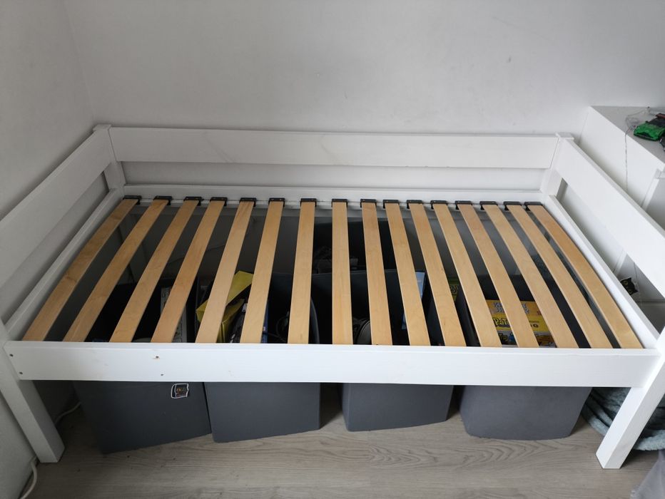 Łóżko białe drewniane młodzieżowe dziecięce materac