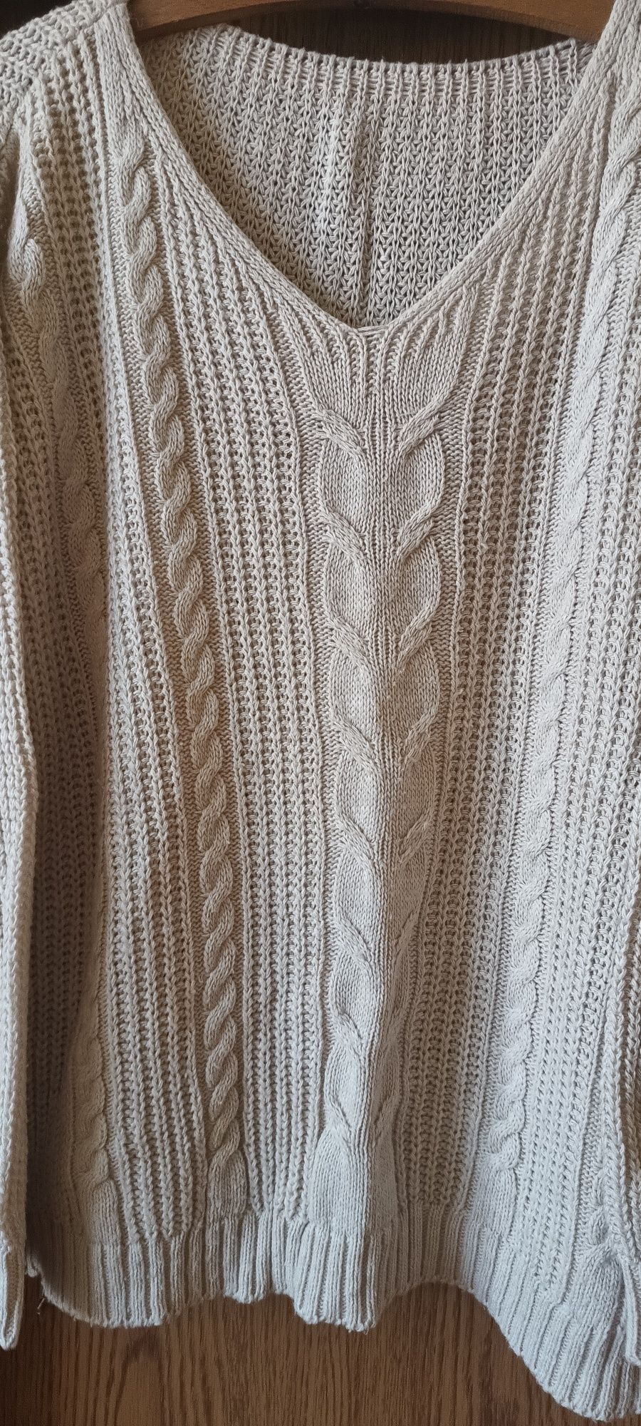 Sweter damski z długim rękawem.