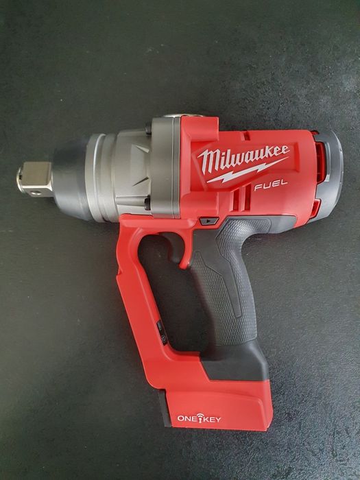 Akumulatorowy klucz udarowy 1 MILWAUKEE M18 ONEFHIWF1 2400 Nm NOWY