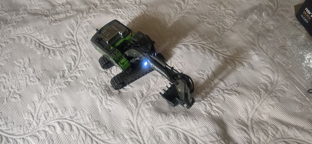 Maquina escavadora telecomando.