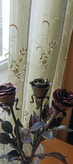Розы выкованные из металла