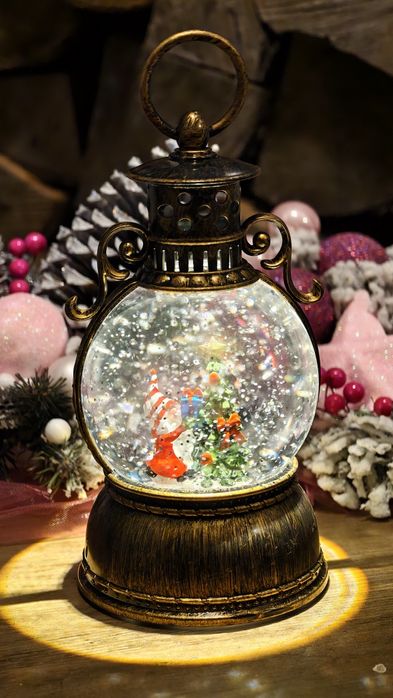 Świąteczna pozytywka w kształcie kuli śnieżnej z oświetleniem LED.