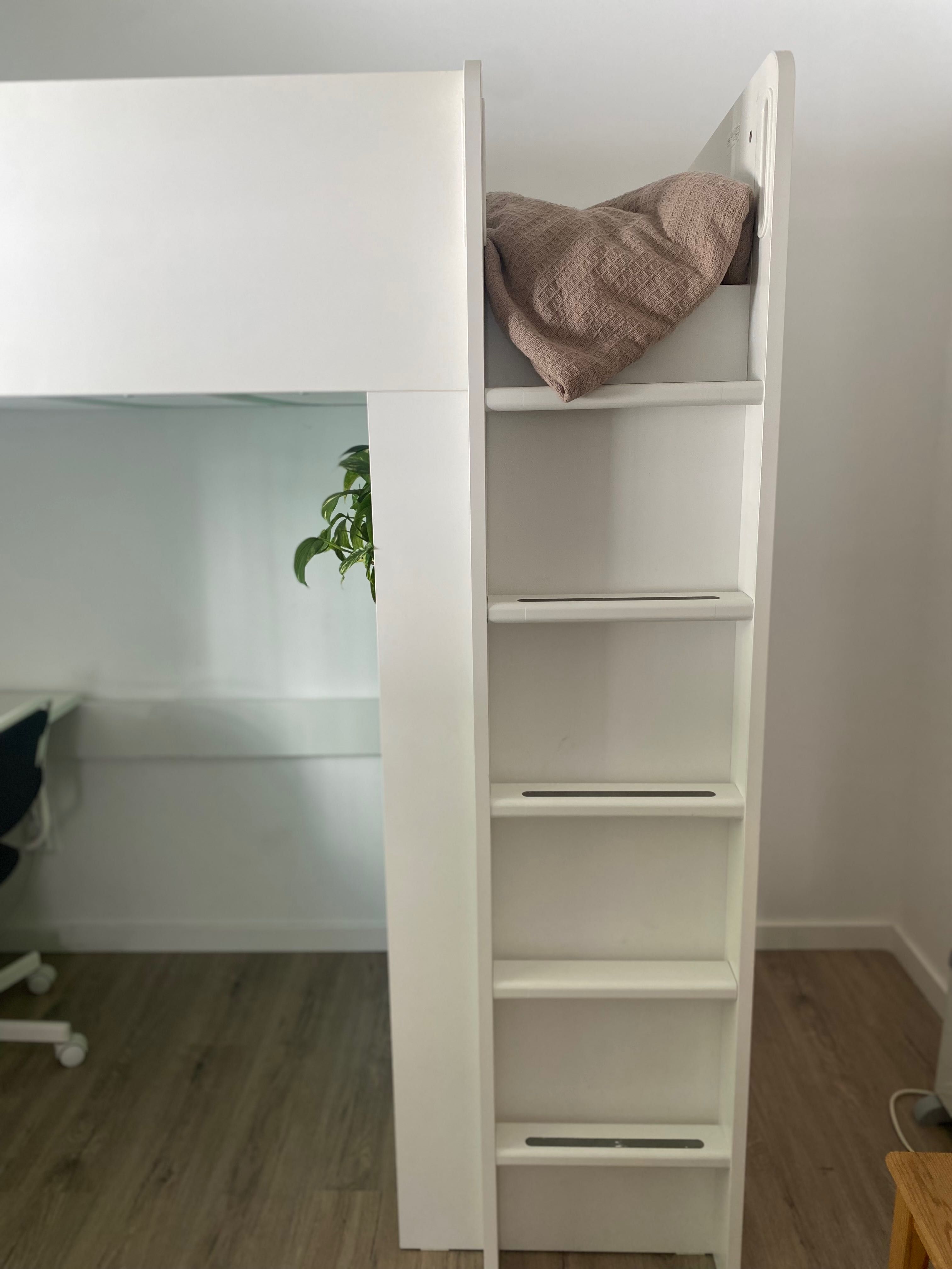 Cama alta IKEA c/ roupeiro e secretária